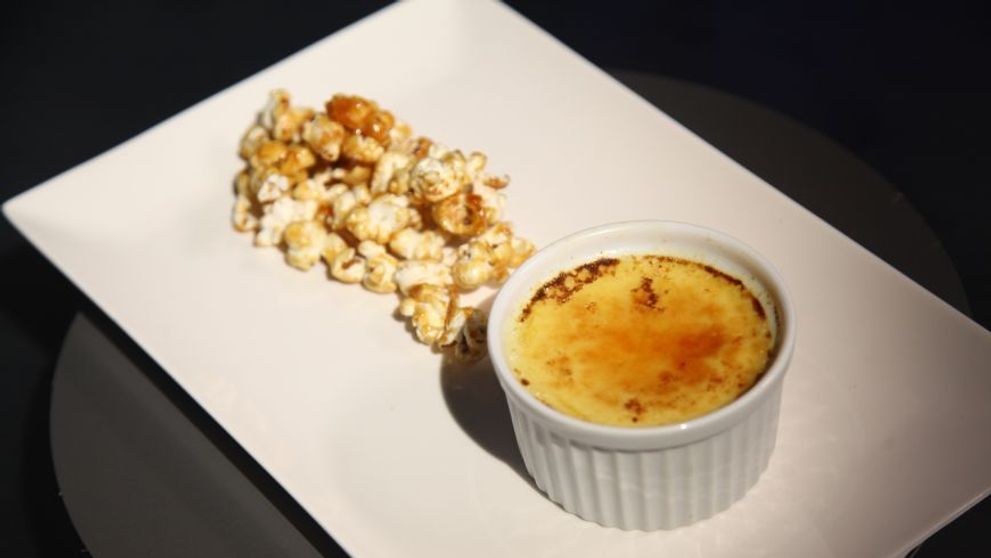Reteta Florin Arvunescu: Crema de zahar ars cu porumb si floricele de porumb caramelizate