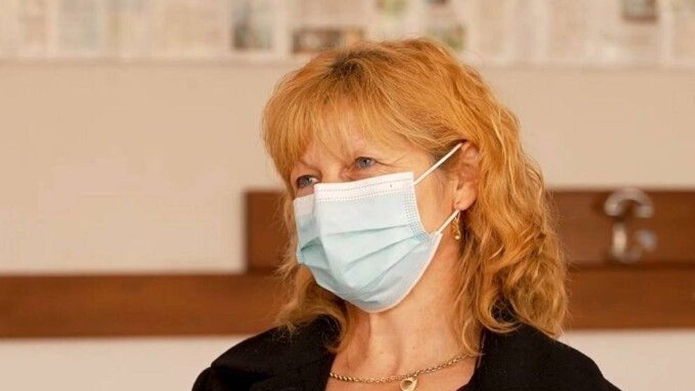 Dovadă de loialitate. A fost elevă, iar acum e învățătoare la școala din Lădăuți, care este renovată cu ajutorul OLX
