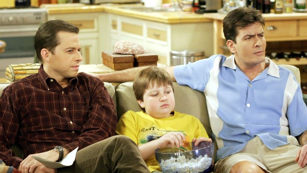 Transformare incredibilă pentru Angus T. Jones. Cum arată acum starul din Two and a Half Men