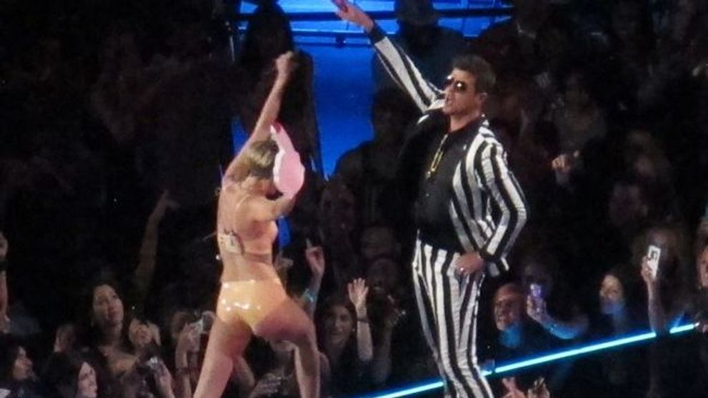 Miley Cyrus si-a pierdut orice urma de bun simt. Gesturile si tinutele ei indecente de pe scena MTV VMA fac inconjurul internetului