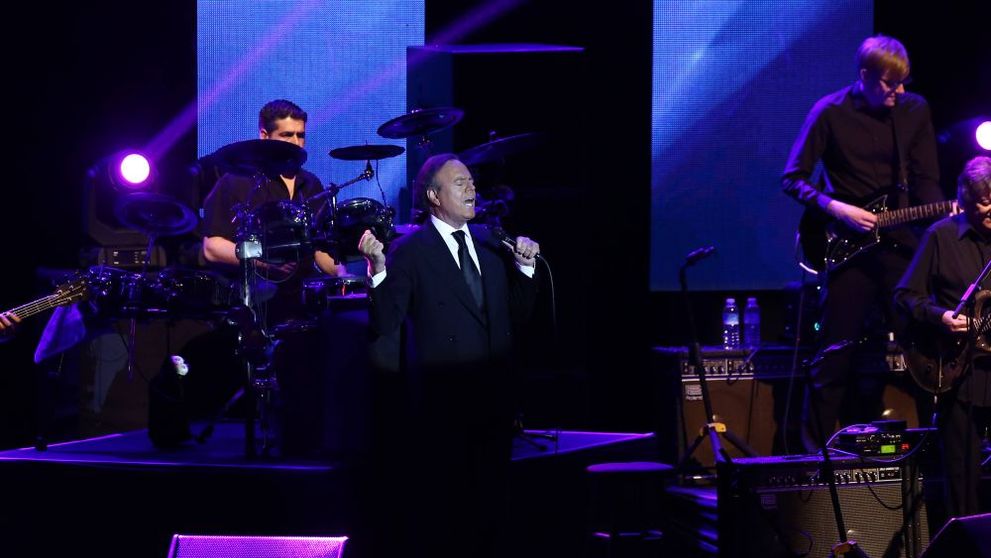 „M-a folosit aproape în fiecare noapte”! Julio Iglesias este acuzat de agresiune sexuală şi viol de către două angajate VIDEO