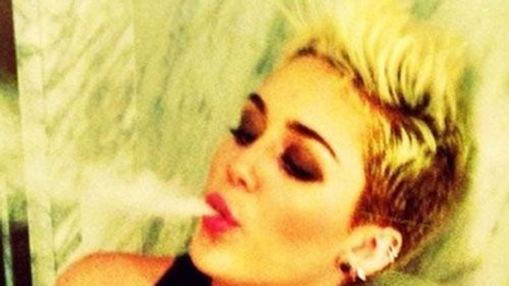 Miley Cyrus, un exemplu negativ. Obiceiul nociv promovat de ea, care demonstreaza ca este inca o tanara inconstienta
