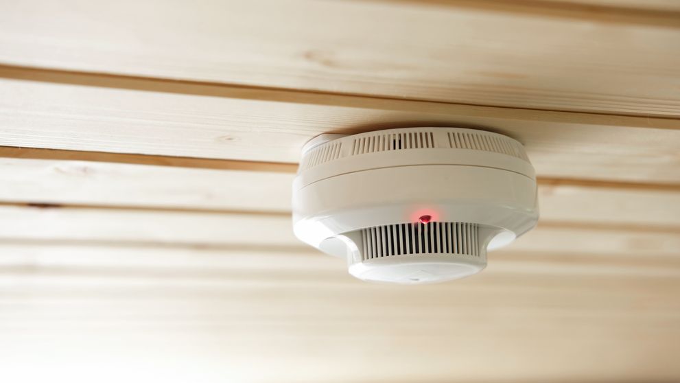 O familie a descoperit o camera ascunsa deghizata intr-un detector de fum intr-un hotel