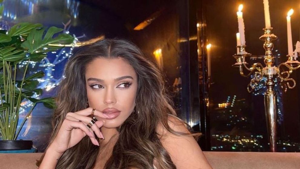 Karmen, apariție fermecătoare pe plajele din Dubai. Costumul de baie cu care a atras toate privirile