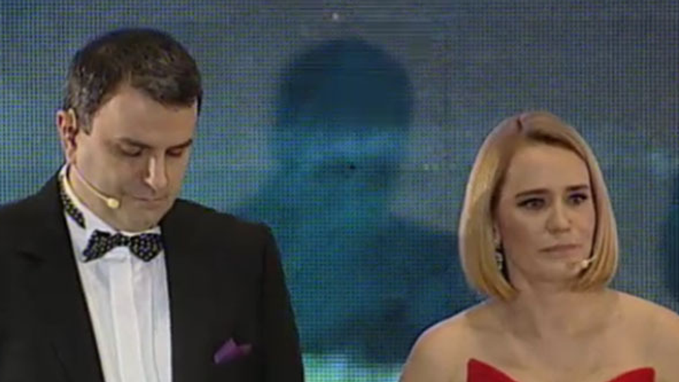 Andreea Esca, eleganta intr-o rochie rosie, cu umerii goi, la Gala Mediafax 2013. FOTO
