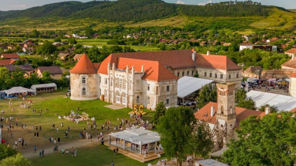 Începe Electric Castle, festivalul în care fiecare minut se trăiește la maxim. Te așteaptă un club de comedie și film, întâlniri cu personalități și zeci de activități pentru o zi de neuitat
