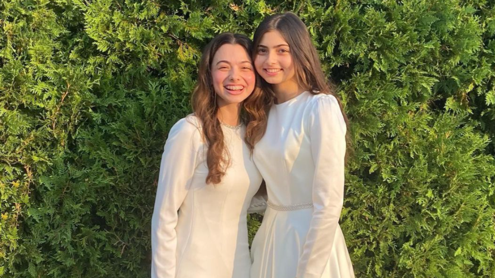 VIDEO Laura Bretan, botezată în biserică la 19 ani, alături de sora ei mai mică. „Ne-am decis”