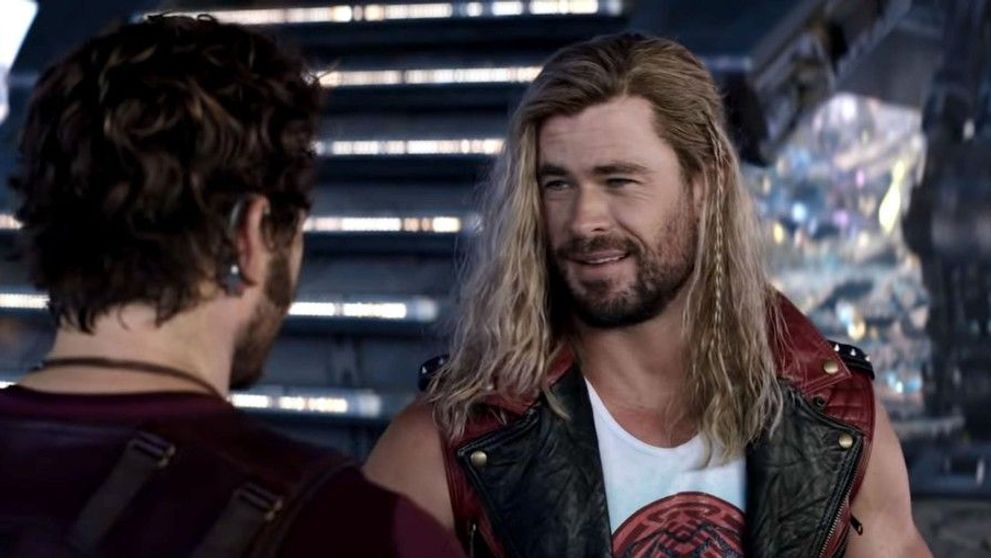 Este Thor gay? În cel mai nou trailer, Zeul Tunetului pare îndrăgostit de un bărbat