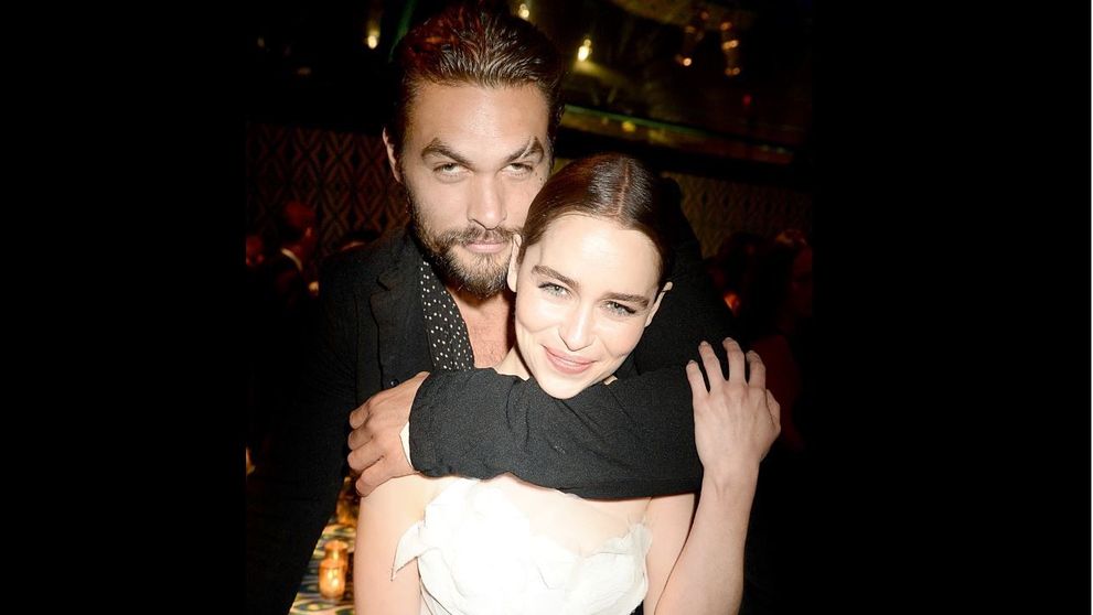 Emilia Clarke, poză în cada lui Jason Momoa de ziua lui. „Cu tine mă simt cu 60 cm mai mică”