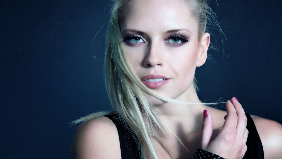 Alexandra Shine lanseaza o noua piesa, 