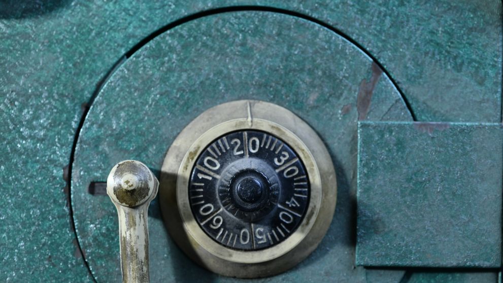 S-a îmbogățit peste noapte! Un bărbat a cumpărat online un seif vechi, cu doar 13 lire, însă ce a descoperit înăuntru l-a lăsat mască