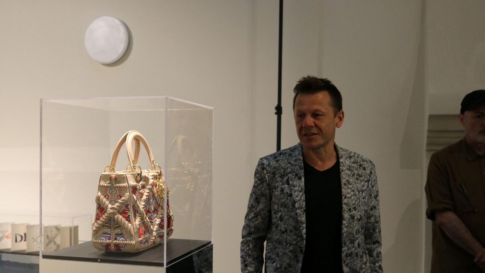 Povestea genții Lady Dior, spusă de Mircea Cantor la Romanian Creative Week. Proiecții și evenimente de excepție în clădirea-monument Baia Turcească
