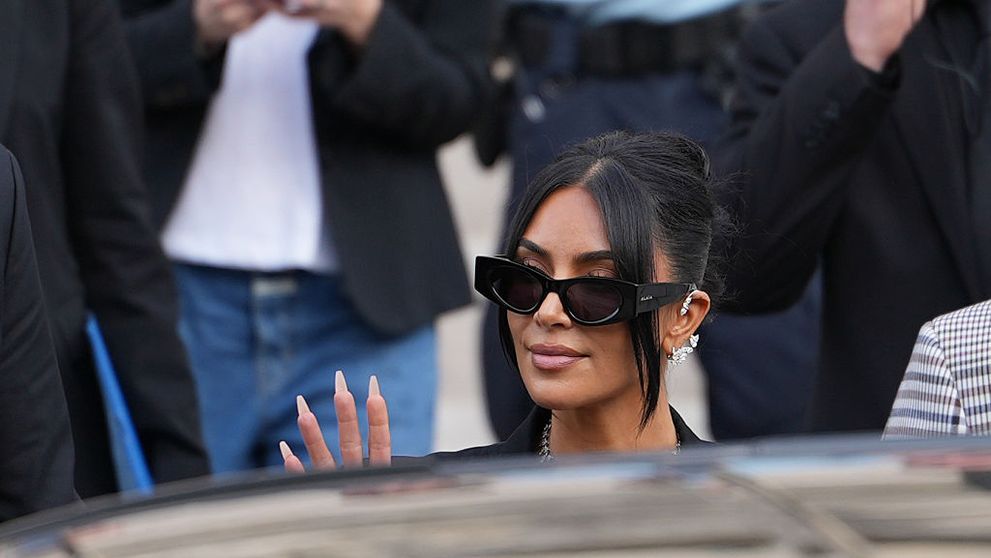 Aroganță maximă: Kim Kardashian, cu un diamant de 3 milioane $, la procesul în care depune mărturie pentru jaful de 10 milioane $