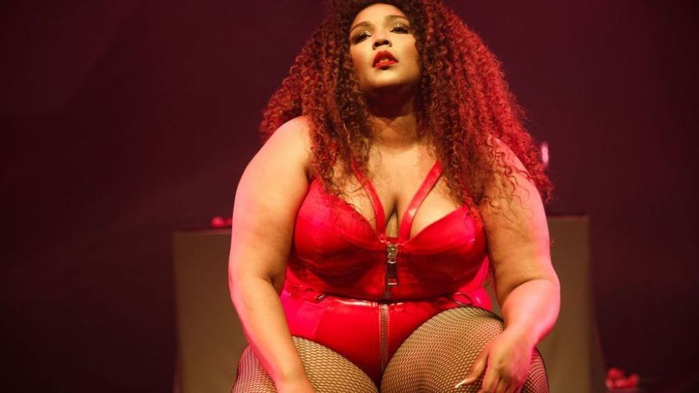 ”M-am îngrășat, arăt BINE”. Lizzo și-a arătat formele voluptuoase într-un clip video