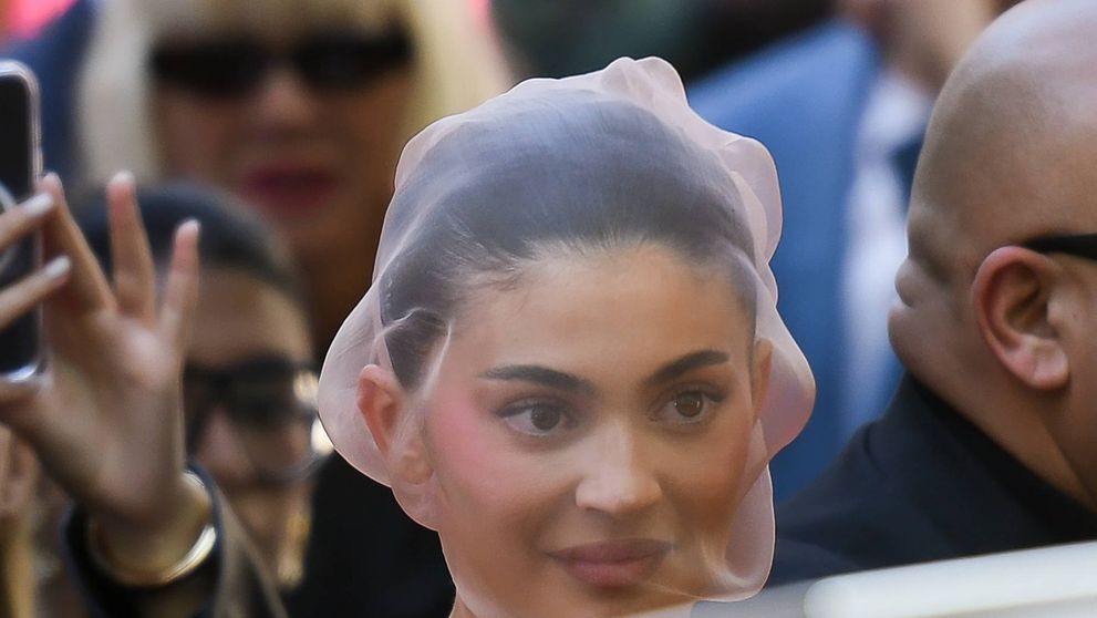 „Nu înțeleg de ce și-a pus un prezervativ pe față”. Kylie Jenner, ridiculizată pentru look-ul bizar de la Paris Fashion Week