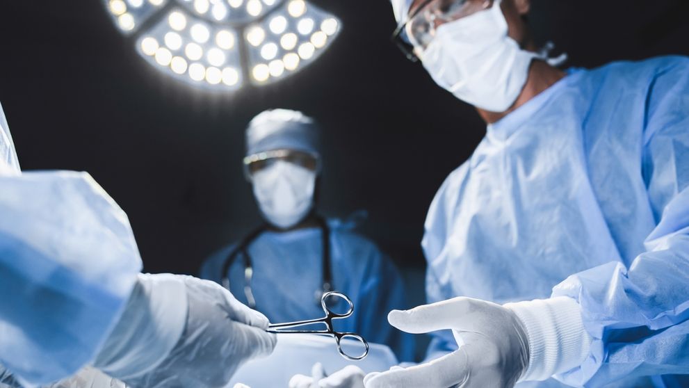 Un bărbat, care avea nevoie de transplant la rinichi și ficat, a primit organele de la un porc modificat genetic. Ce s-a întâmplat după 19 ore de la operație