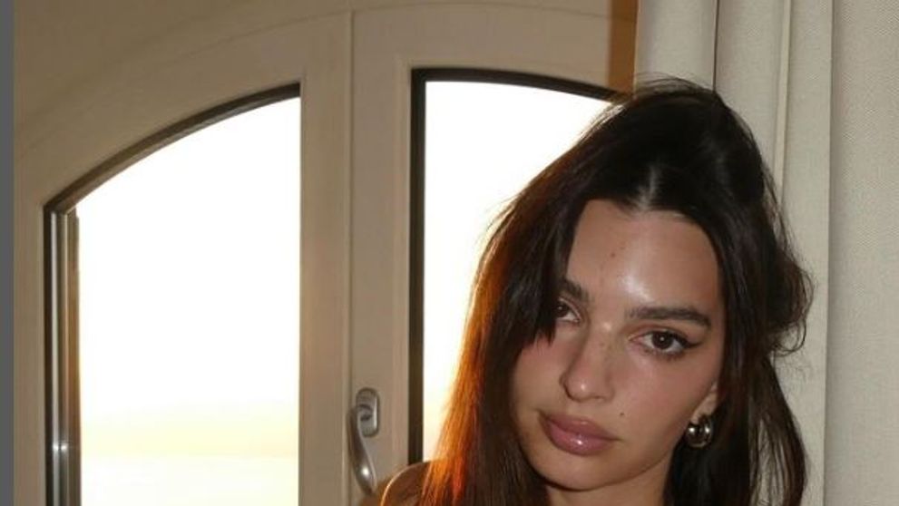 Cât de decoltată a apărut Emily Ratajkowski pe stradă, la plimbare: 