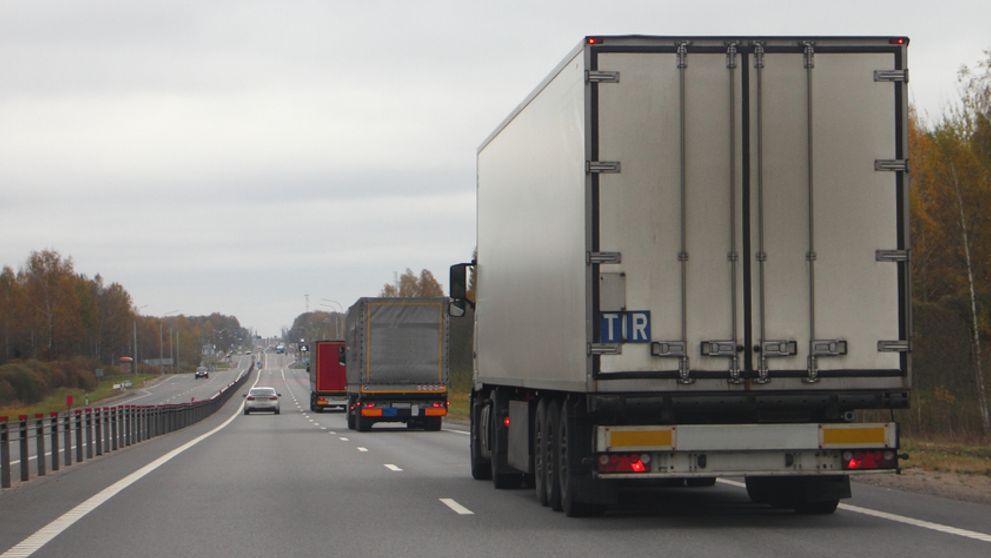 Un șofer de TIR stă beat de o săptămână, într-o parcare de camioane din Germania. Polițiștii așteaptă să se trezească