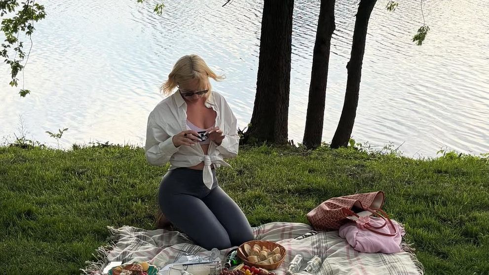 Alexandra Stan, picnic de fițe cu prietenele în Mogoșoaia: au înlocuit micii tradiționali cu alte delicatese. Ce au făcut după ce le-a prins o ploaie torențială