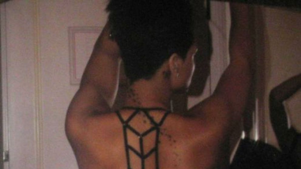 Rihanna cu chilotii la vedere intr-o noua poza compromitatoare! FOTO