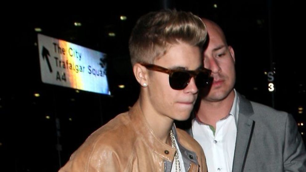 Justin Bieber s-a facut de ras in fata paparazzilor. S-a imbracat exact ca un 