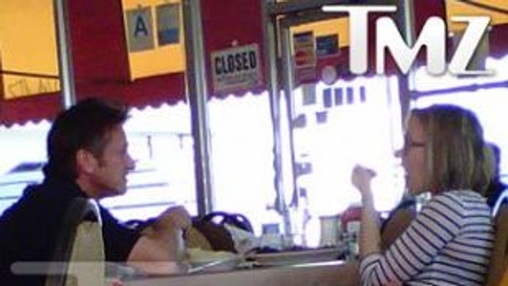 Scarlett Johansson, cu piciorul in poala lui Sean Penn!