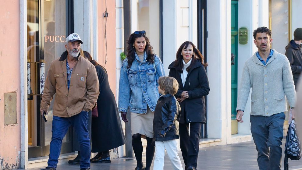 Se apropie de 70 de ani și are nouă copii cu trei femei! Mel Gibson, surprins de paparazzi pe străzile din Roma alături de mezinul familiei! Cât de adorabil este Lars, puștiul de 8 ani