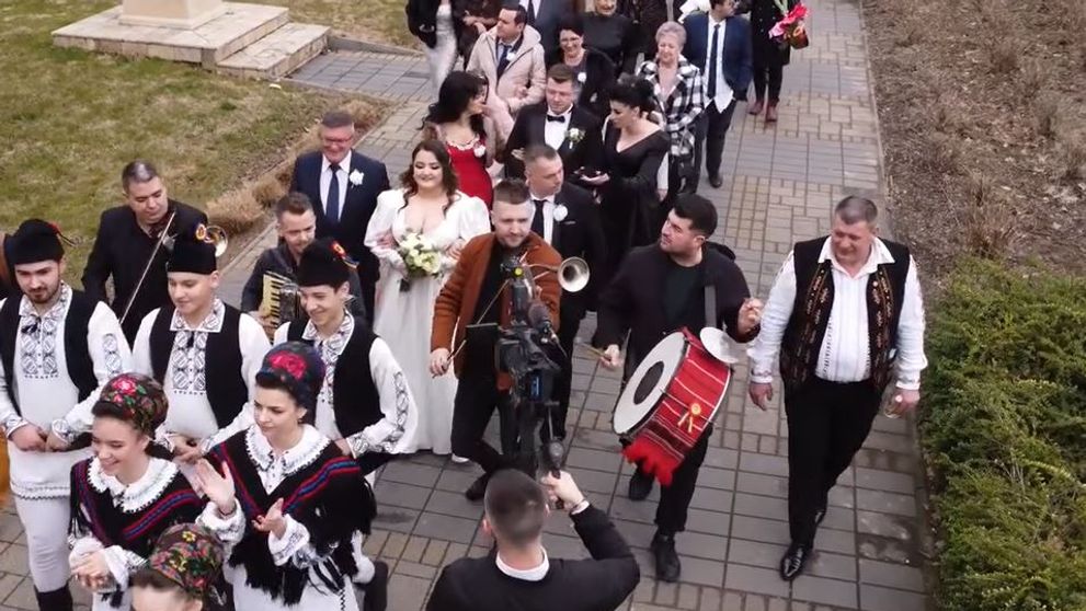Andrada Tulvan a făcut nuntă ca pe vremuri, cu higheghe și tobă. Căntăreața de muzică populară a mers cu alai până la Starea Civilă