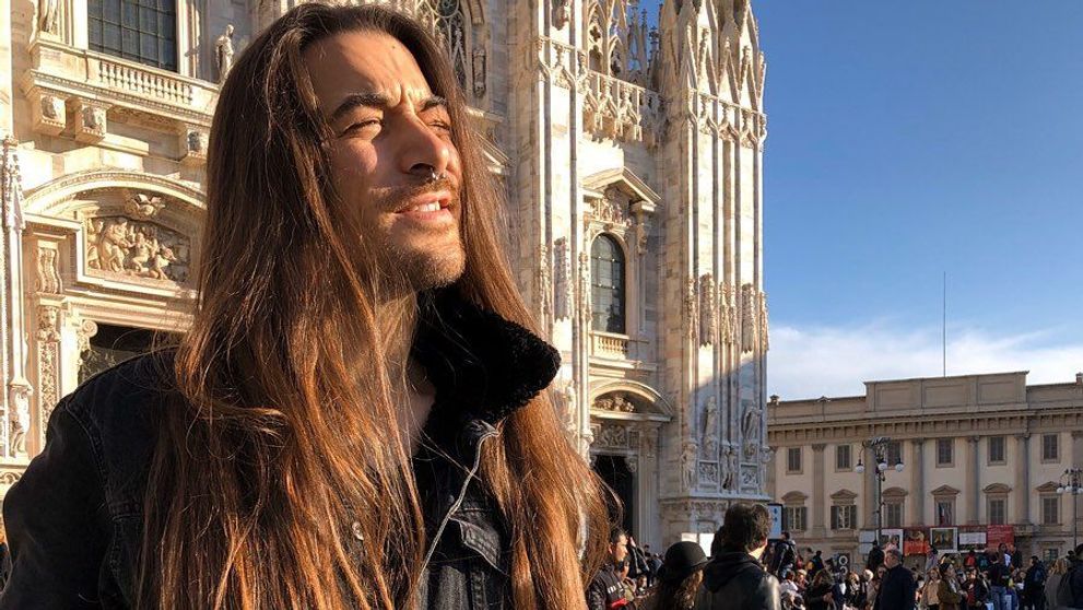 El este „Bărbatul Rapunzel”! Un tânăr din Milano este invidiat de femei pentru părul său lung de 99 cm