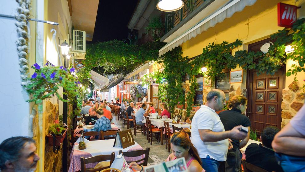 Cât a plătit un român pe un prânz, la un restaurant din Thassos. ”N-are cum să fie așa ieftin... am luat și la pachet”