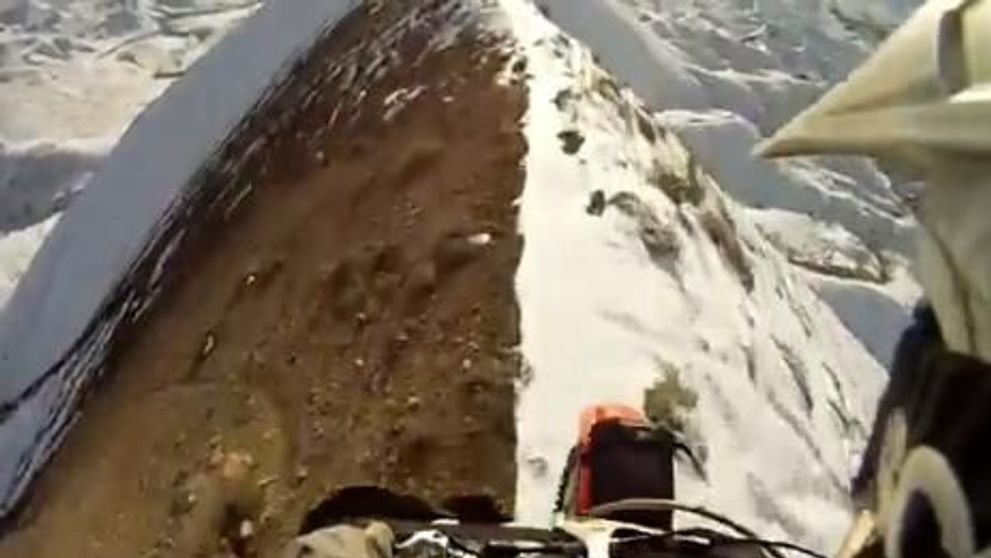 Sa mergi cu motocicleta pe creasta unui munte nu e treaba usoara. VIDEO