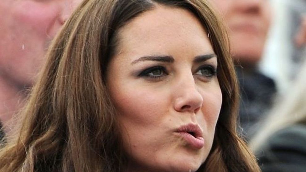 Scandalul anului 2012: Kate Middleton, surprinsa <span style=
