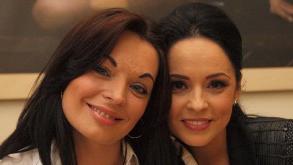 Andreea Marin și sora ei, îmbrăcate în același model de rochie. Cum arată
