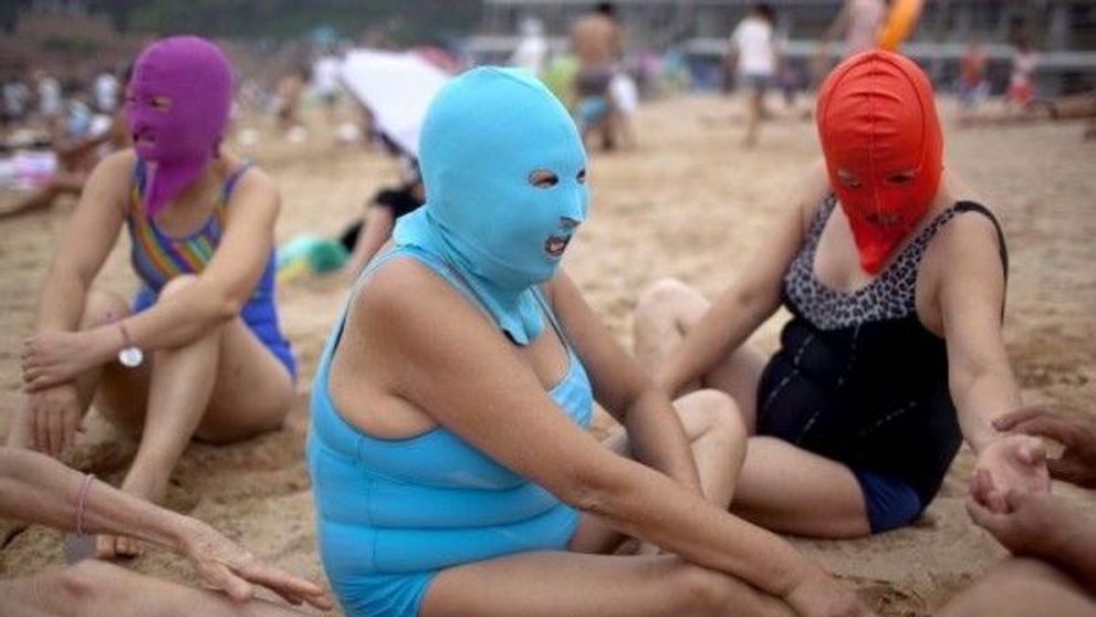 Noua moda pe plajele din China: Facekini. Motivul pentru care chinezoaicele nu ies din casa fara o masca pe fata