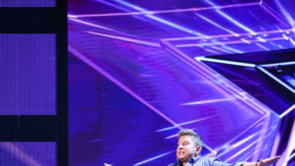 Mihai Petre învață noi mișcări de dans de la un concurent, în prima ediție Românii au talent!