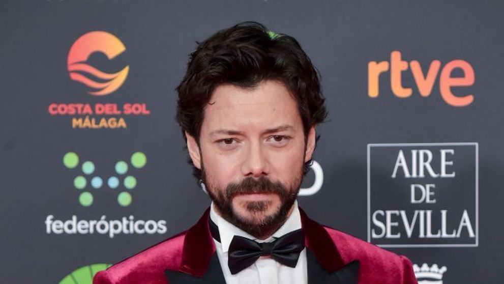 În Casa de Papel e un timid incurabil, în viață reală e un macho sexy. Cum arată soția „Profesorului”