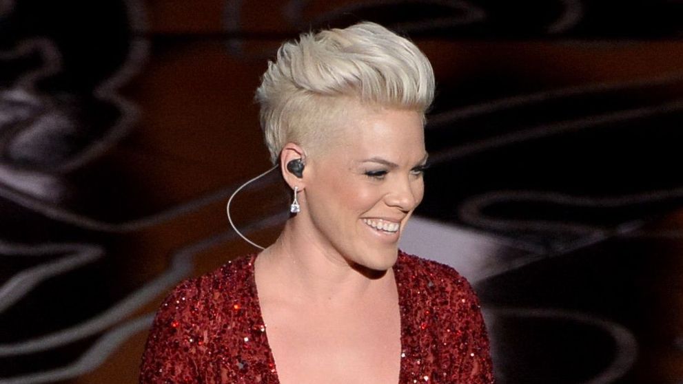 Pink a pozat nud pentru revista People. FOTO
