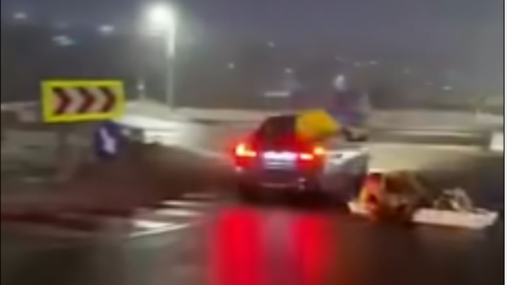 Când crezi că le-ai văzut pe toate! Un șofer a făcut drifturi cu un sicriu legat de mașină! Grozăvia a avut loc de Revelion - VIDEO