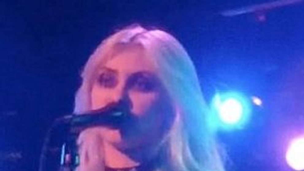 Taylor Momsen si-a aratat sanii in timpul unui concert FOTO!