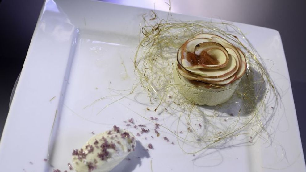 Reteta Georgiana Prica: Tarta cu mere, rubarba si cardamon pe cuib de zahar ars cu crema de unt aromatizata cu vanilie