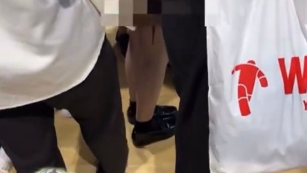 Revoltător! Cum a fost prins un bărbat în timp ce filma pe ascuns femei într-un magazin! Incredibil unde și-a pus telefonul FOTO