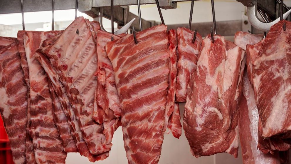 Cât de periculoasă este carnea de porc crudă sau gătită insuficient? Avertismentul specialiștilor