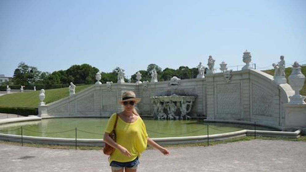Laura Cosoi, in vizita la o ferma de fluturi din Viena