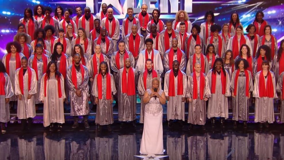 100 de oameni au intrat in acelasi timp pe scena, iar ce a urmat va ramane in istoria show-ului Britain's Got Talent