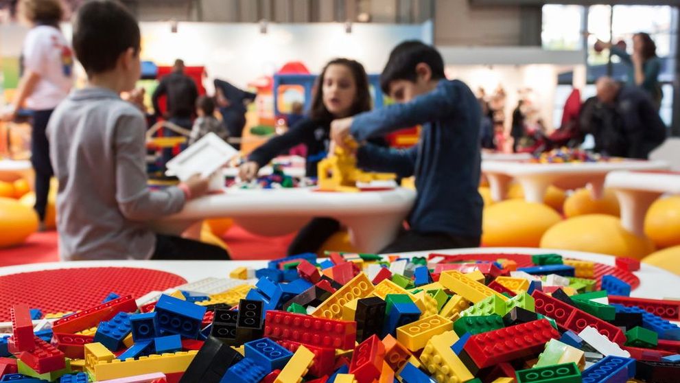 Atelier de robotica pentru cei mici, in Iasi. Copiii invata inginerie printr-un joc interactiv cu piese lego