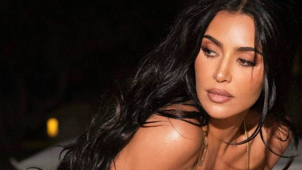 Kim Kardashian și-a dezamăgit fanii după ce a apărut într-un costum ultramulat. Ce detaliu jenant au remarcat aceștia