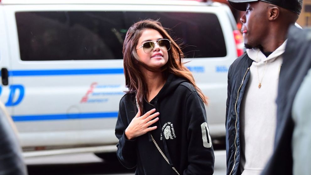 Prefera tinutele sexy, dar pentru slujbele de duminica se transforma. Cum a fost surprinsa Selena Gomez la biserica
