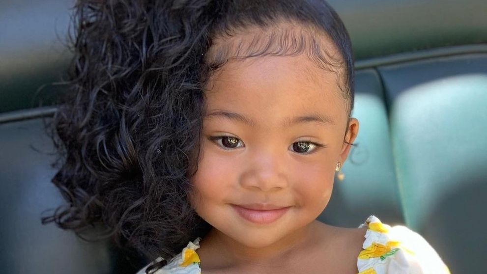 Fetița unui cuplu a cucerit Instagramul cu frumusețea ei. Tatăl este vietnamez, iar mama africană