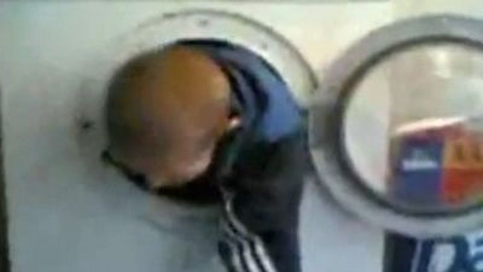 Parinte inconstient! Si-a inchis copilul in masina de spalat si a pornit-o. VIDEO