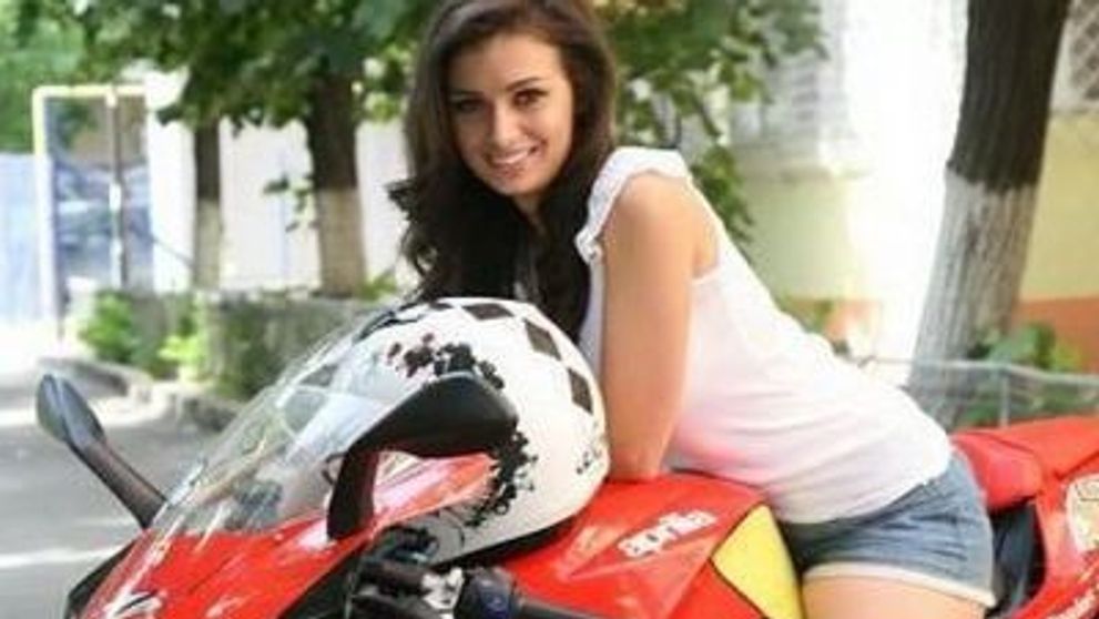 Femei in CTRL: Olivia Paunescu, reporterul care nu se teme se poarte tocuri pe motor